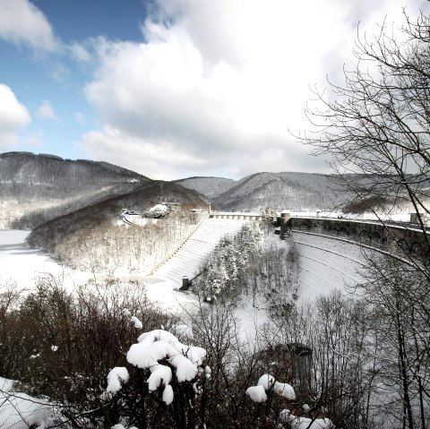 Urftstaumauer im Winter, © Janssen & De Kievith Fotografie Urftstaumauer im Winter, © Janssen & De Kievith Fotografie