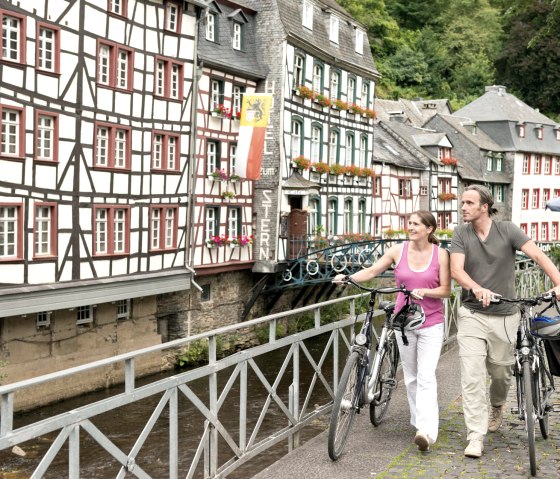 Der Radweg Eifel-Höhen-Route führt durch die Altstadt von Monscahu, © vennbahn.eu Der Radweg Eifel-Höhen-Route führt durch die Altstadt von Monscahu, © vennbahn.eu