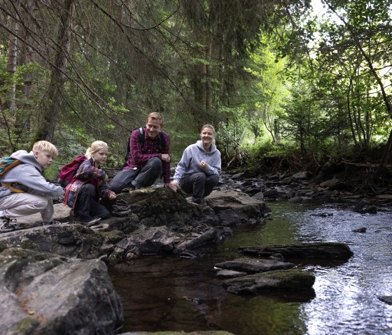 Family by the stream, © eifel-tourismus-gmbh_tobias-vollmer Family by the stream, © eifel-tourismus-gmbh_tobias-vollmer