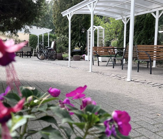 Außenterrasse Gästehaus Feriendorf Pulvermaar, © Feriendorf Pulvermaar Außenterrasse Gästehaus Feriendorf Pulvermaar, © Feriendorf Pulvermaar