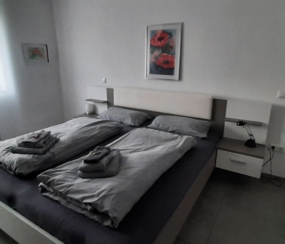 Schlafzimmer mit Doppelbett, © VivaNatura Eifelferien Schlafzimmer mit Doppelbett, © VivaNatura Eifelferien