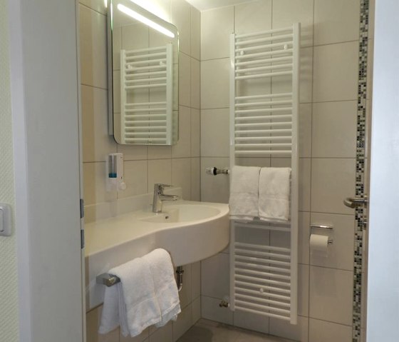 modernes Bad Komfort DZ, © Nordeifel Tourismus GmbH & Hotel Schlossblick modernes Bad Komfort DZ, © Nordeifel Tourismus GmbH & Hotel Schlossblick