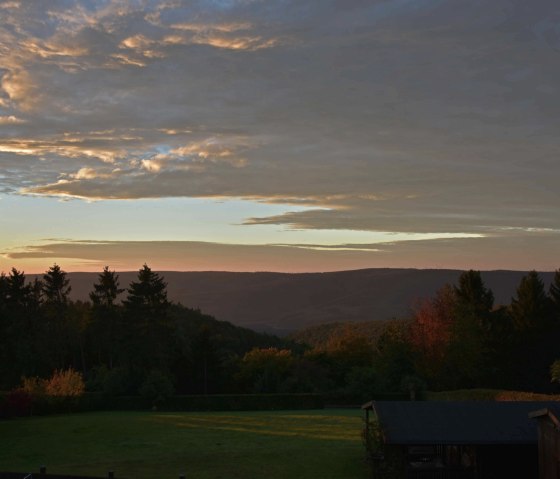 Sonnenaufgang-mit-Wolken, © seeblick-eifel.de Sonnenaufgang-mit-Wolken, © seeblick-eifel.de