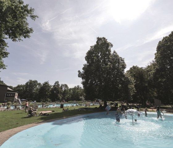 Rosenbad Gemünd sunbathing lawn and paddling pool, © Foto Ralph Sondermann · Rosenbad Gemünd Rosenbad Gemünd sunbathing lawn and paddling pool, © Foto Ralph Sondermann · Rosenbad Gemünd