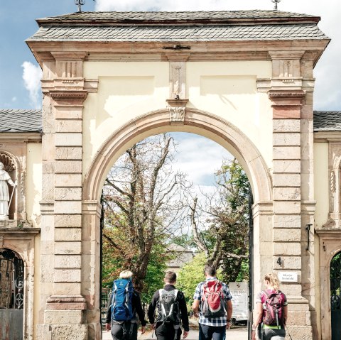 Wanderer vor dem Klostertor in Steinfeld, © Paul Meixner Wanderer vor dem Klostertor in Steinfeld, © Paul Meixner