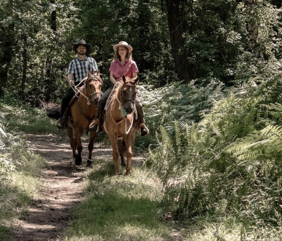 Lu and Leonard on a horseback ride, © Natürlich zu Pferd Lu and Leonard on a horseback ride, © Natürlich zu Pferd