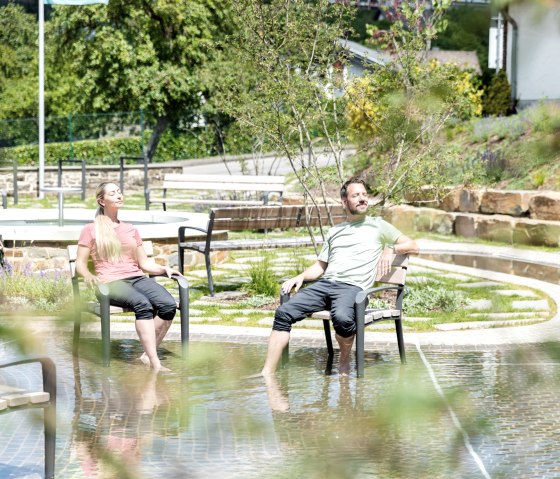 Entspannte Rast im Wassergarten Einruhr, © Eifel Tourismus GmbH, AR-shapefruit AG Entspannte Rast im Wassergarten Einruhr, © Eifel Tourismus GmbH, AR-shapefruit AG