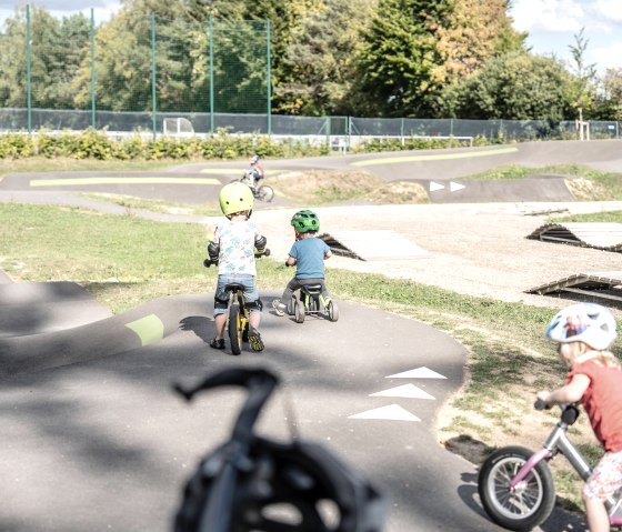 Kinder auf dem Pumptrack, © Dennis Stratmann Kinder auf dem Pumptrack, © Dennis Stratmann