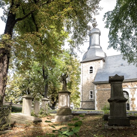 Finkenbergkirche mit Kupfermeisterfriedhof, © Kupferstadt Stolberg, Dominik Ketz Finkenbergkirche mit Kupfermeisterfriedhof, © Kupferstadt Stolberg, Dominik Ketz