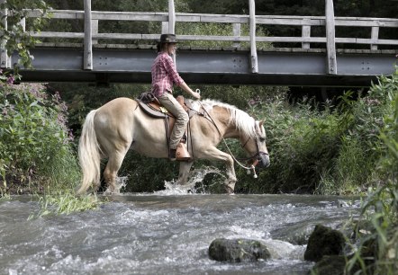 Reiten durch den Bach, © Natürlich zu Pferd Reiten durch den Bach, © Natürlich zu Pferd