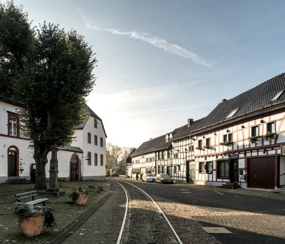 Marktplatz Olef mit Schienen der Oleftalbahn, © Eifel Tourismus GmbH, D. Ketz Marktplatz Olef mit Schienen der Oleftalbahn, © Eifel Tourismus GmbH, D. Ketz