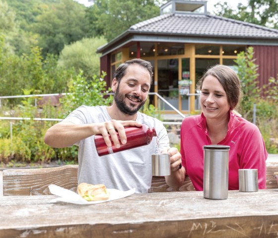 Genießen Sie Ihre Pause am Infopunkt Zerkall, © Eifel Tourismus GmbH, AR-shapefruitAG Genießen Sie Ihre Pause am Infopunkt Zerkall, © Eifel Tourismus GmbH, AR-shapefruitAG