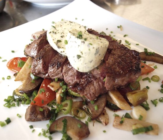 Rumpsteak vom Eifeler Rind auf Grillgemüse, © seeblick-eifel.de Rumpsteak vom Eifeler Rind auf Grillgemüse, © seeblick-eifel.de