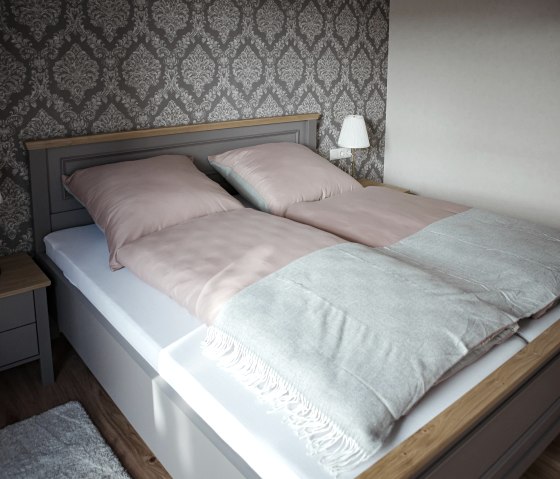 Schlafzimmer mit Doppelbett, © Nordeifel Tourismus GmbH & Ferienhaus Eifeltoni Schlafzimmer mit Doppelbett, © Nordeifel Tourismus GmbH & Ferienhaus Eifeltoni