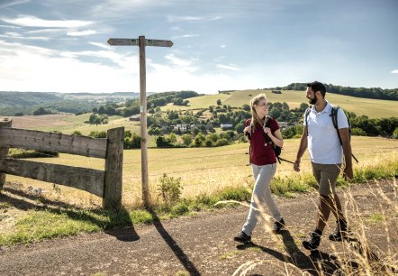 Wanderer auf der EifelSpur "Soweit das Auge reicht, © Eifel Tourismus GmbH - Dominik Ketz Wanderer auf der EifelSpur "Soweit das Auge reicht, © Eifel Tourismus GmbH - Dominik Ketz