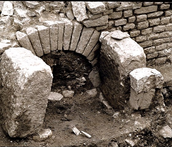 Römische Ruinen mit einem gemauerten Bogen, umgeben von großen Steinen und Erde. Archäologische Ausgrabungsstelle., © Wandermagazin/ N. Glatter Römische Ruinen mit einem gemauerten Bogen, umgeben von großen Steinen und Erde. Archäologische Ausgrabungsstelle., © Wandermagazin/ N. Glatter