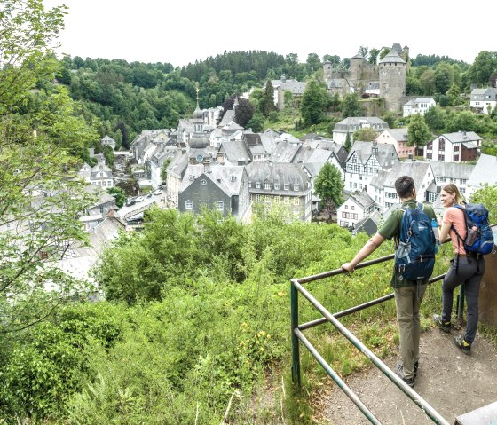 "Halver Mond" viewpoint with a view of the castle, © Eifel-Tourismus GmbH, Dominik Ketz "Halver Mond" viewpoint with a view of the castle, © Eifel-Tourismus GmbH, Dominik Ketz