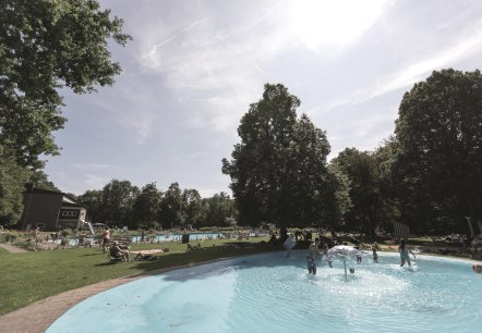 Rosenbad Gemünd Liegewiese und Planschbecken, © Foto Ralph Sondermann · Rosenbad Gemünd Rosenbad Gemünd Liegewiese und Planschbecken, © Foto Ralph Sondermann · Rosenbad Gemünd