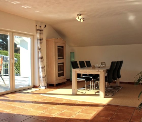 Helles Wohnzimmer mit Blick in den Garten, © Rureifel Tourismus e.V. Helles Wohnzimmer mit Blick in den Garten, © Rureifel Tourismus e.V.