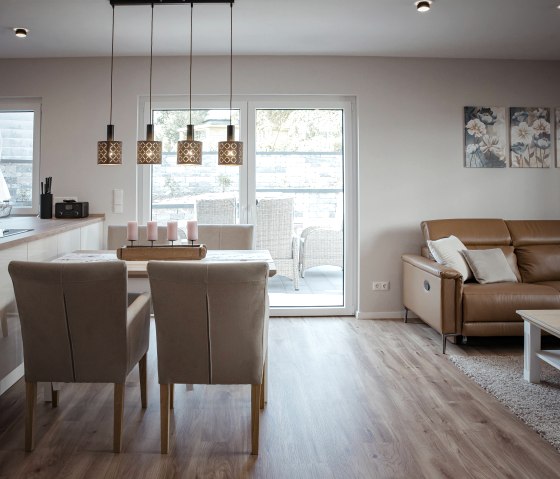 Essbereich und Sofa, © Nordeifel Tourismus GmbH & Ferienhaus Eifeltoni Essbereich und Sofa, © Nordeifel Tourismus GmbH & Ferienhaus Eifeltoni