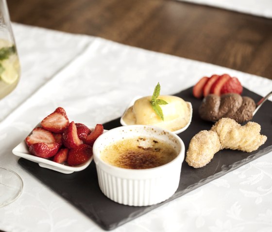 Landgasthaus "Zum Kreuzberg" Dessert, © CC BY-SA Andreas Goltz Landgasthaus "Zum Kreuzberg" Dessert, © CC BY-SA Andreas Goltz