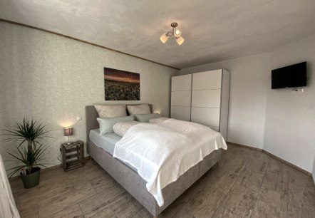 Schlafzimmer mit gemütlichem Boxspringbett, © Rureifel Tourismus e.V. - Dennis Winands Schlafzimmer mit gemütlichem Boxspringbett, © Rureifel Tourismus e.V. - Dennis Winands