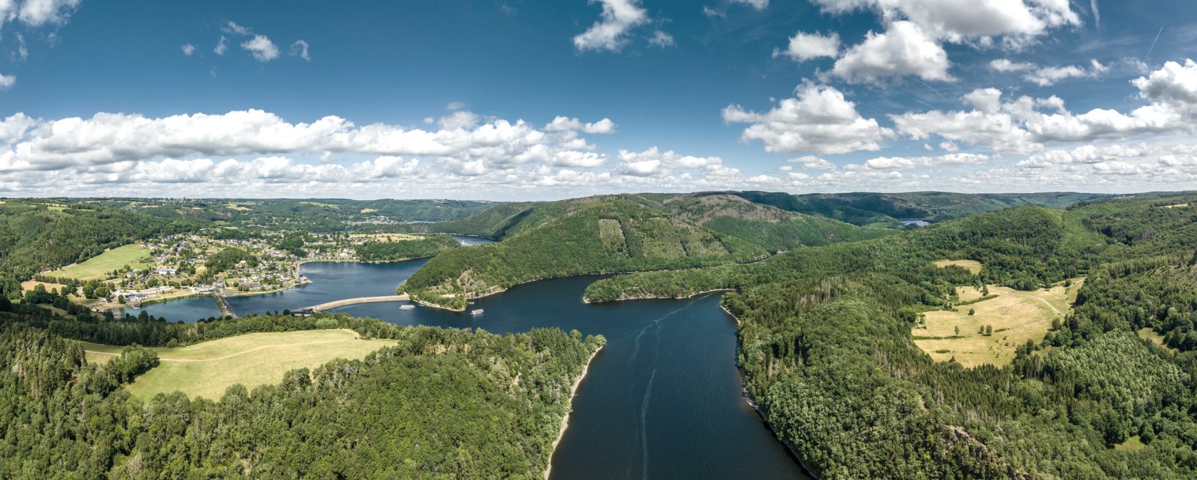 The Paulusdamm separates the Obersee and Rursee lakes., © Eifel Tourismus GmbH, AR-shapefruit AG The Paulusdamm separates the Obersee and Rursee lakes., © Eifel Tourismus GmbH, AR-shapefruit AG