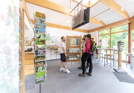Beratung im Infopunkt Zerkall, © Eifel Tourismus GmbH, AR-shapefruitAG Beratung im Infopunkt Zerkall, © Eifel Tourismus GmbH, AR-shapefruitAG