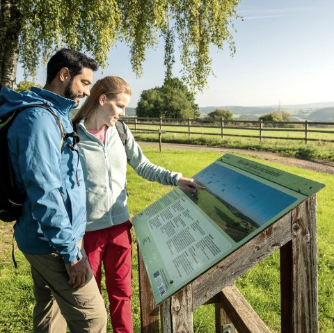 Wanderer an einem EifelBlick, © Eifel Tourismus GmbH - Dominik Ketz Wanderer an einem EifelBlick, © Eifel Tourismus GmbH - Dominik Ketz