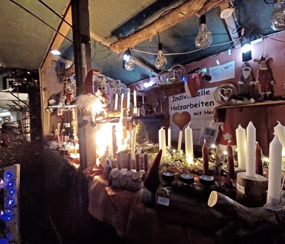 Weihnachtsmarktbude mit Holzdekorationen, © Monschau-Touristik GmbH, Barbara Frohnhoff Weihnachtsmarktbude mit Holzdekorationen, © Monschau-Touristik GmbH, Barbara Frohnhoff