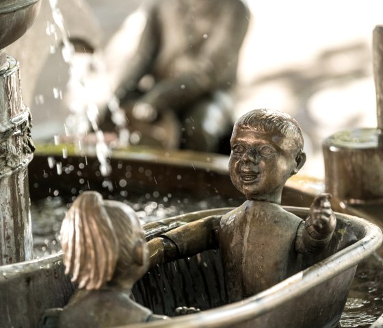 Galminusbrunnen- Kinder in Zinkbadewanne, © Dominik Ketz Galminusbrunnen- Kinder in Zinkbadewanne, © Dominik Ketz