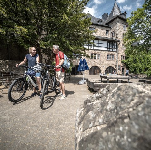 By bike to Blankenheim Castle, © Eifel Tourismus GmbH, Dennis Stratmann - finanziert durch REACT-EU By bike to Blankenheim Castle, © Eifel Tourismus GmbH, Dennis Stratmann - finanziert durch REACT-EU
