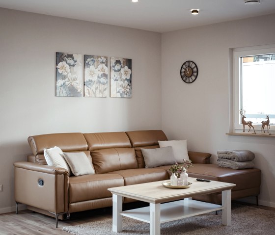 Wohnbereich mit Sofa, © Nordeifel Tourismus GmbH & Ferienhaus Eifeltoni Wohnbereich mit Sofa, © Nordeifel Tourismus GmbH & Ferienhaus Eifeltoni