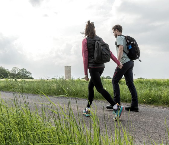 Wandern an der Bruder-Klaus-Kapelle, © Eifel Tourismus GmbH - shapefruit AR Wandern an der Bruder-Klaus-Kapelle, © Eifel Tourismus GmbH - shapefruit AR