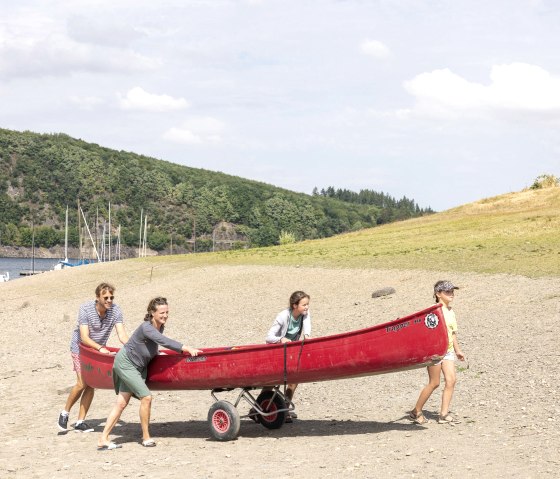 Preparation for canoeing, © Eifel Tourismus GmbH, Tobias Vollmer Preparation for canoeing, © Eifel Tourismus GmbH, Tobias Vollmer
