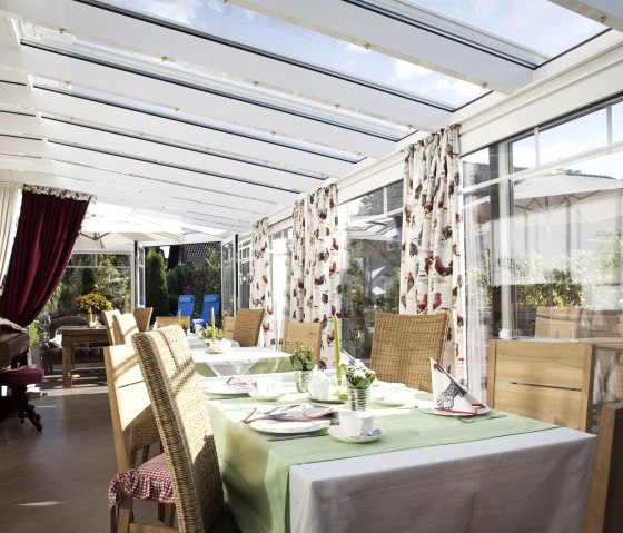 Wintergarten (Frühstücksraum), © Nordeifel Tourismus GmbH & Haus am Hahnenberg Wintergarten (Frühstücksraum), © Nordeifel Tourismus GmbH & Haus am Hahnenberg