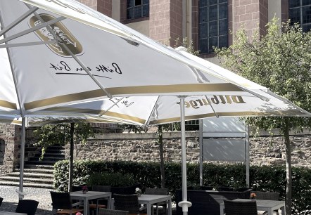 Außenbereich mit Blick auf die Kirche, © Café EifelGarden Außenbereich mit Blick auf die Kirche, © Café EifelGarden