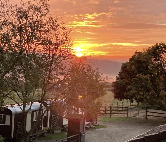 Bauwagen Sonnenaufgang Herbst, © Nordeifel Tourismus GmbH & Naturerlebnis Bauwagen Heinrichshof Bauwagen Sonnenaufgang Herbst, © Nordeifel Tourismus GmbH & Naturerlebnis Bauwagen Heinrichshof