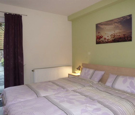 Zimmer Sonnenschein mit Kinderbett und Terrasse, © Ewert Zimmer Sonnenschein mit Kinderbett und Terrasse, © Ewert