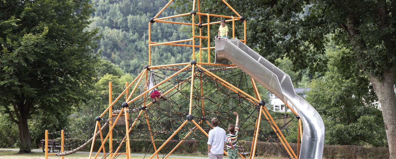 Spielplatz Einruhr Kletterpyramide, © Eifel Tourismust GmbH, Tobias Vollmer Spielplatz Einruhr Kletterpyramide, © Eifel Tourismust GmbH, Tobias Vollmer