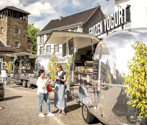 Shopping break in front of the Orchheimer Tor, © Eifel Tourismus GmbH, Dominik Ketz Shopping break in front of the Orchheimer Tor, © Eifel Tourismus GmbH, Dominik Ketz
