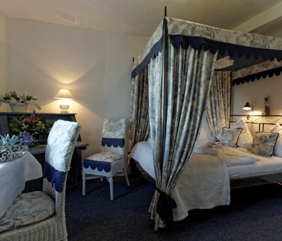 Romantik-Suite, © Nordeifel Tourismus GmbH & Burghaus und Villa Kronenburg Romantik-Suite, © Nordeifel Tourismus GmbH & Burghaus und Villa Kronenburg
