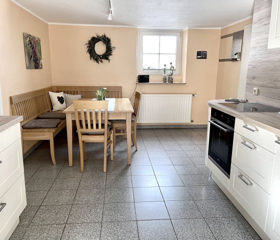 Gut ausgestattete Wohnküche mit Wohlfühl-Charakter Gut ausgestattete Wohnküche mit Wohlfühl-Charakter