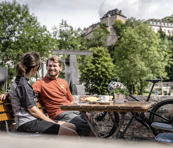 Cyclist at the Hotel-Café Schlossblick, Blankenheim, © Eifel Tourismus GmbH, Dominik Ketz Cyclist at the Hotel-Café Schlossblick, Blankenheim, © Eifel Tourismus GmbH, Dominik Ketz