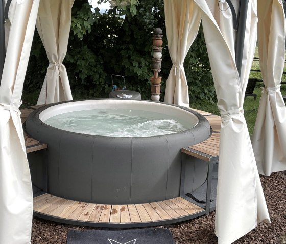 Entfliehen Sie dem Alltag in unserem Whirlpool, © Elke Greven & Nordeife Tourismusl GmbH Entfliehen Sie dem Alltag in unserem Whirlpool, © Elke Greven & Nordeife Tourismusl GmbH