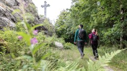 Wanderer beim Kreuz am Venn, © Eifel Tourismus GmbH, AR - shapefruit AG Wanderer beim Kreuz am Venn, © Eifel Tourismus GmbH, AR - shapefruit AG