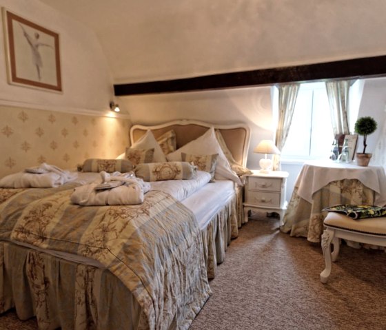 Doppelzimmer, © Nordeifel Tourismus GmbH & Burghaus und Villa Kronenburg Doppelzimmer, © Nordeifel Tourismus GmbH & Burghaus und Villa Kronenburg