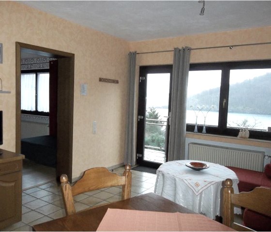 Wohn-/Esszimmer Fewo I mit Blick auf den Rursee, © Getrud Lauscher Wohn-/Esszimmer Fewo I mit Blick auf den Rursee, © Getrud Lauscher