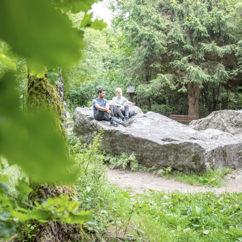 Pause an Kaiser Karls Bettstatt, © Eifel-Tourismus GmbH, shapefruit AG A. Röser Pause an Kaiser Karls Bettstatt, © Eifel-Tourismus GmbH, shapefruit AG A. Röser