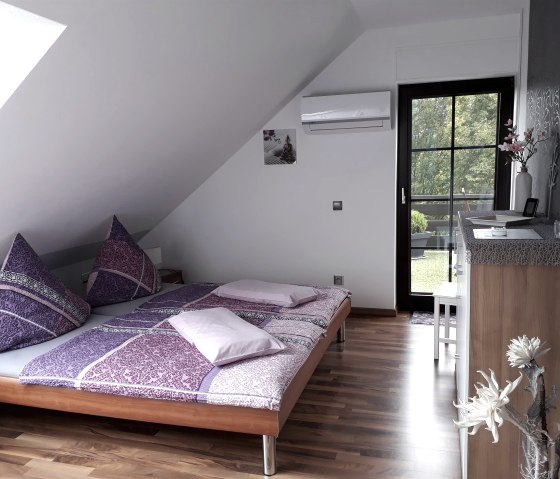 Schlafzimmer m. Klimagerät, © Nordeifel Tourismus GmbH & Ferienwohnung Orchidee Schlafzimmer m. Klimagerät, © Nordeifel Tourismus GmbH & Ferienwohnung Orchidee